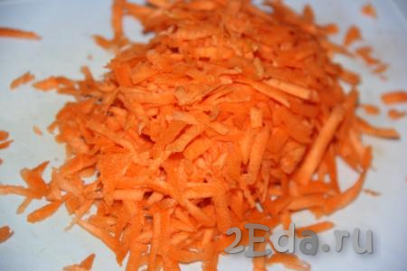 Морковь почистить и натереть на тёрке.