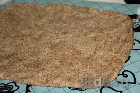 Выложить тесто на силиконовый коврик и раскатать в пласт толщиной 1 см.