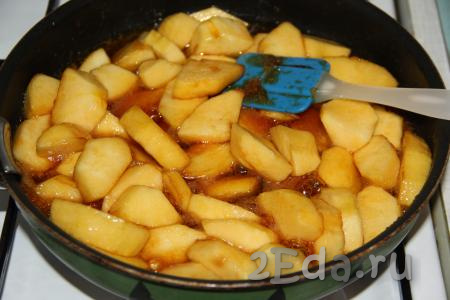 Томить яблоки в карамели на небольшом огне, примерно, 5 минут, периодически перемешивая.