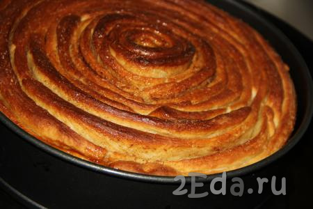 Поставить яблочный пирог с карамелью в разогретую до 200 градусов духовку и выпекать 40-45 минут.