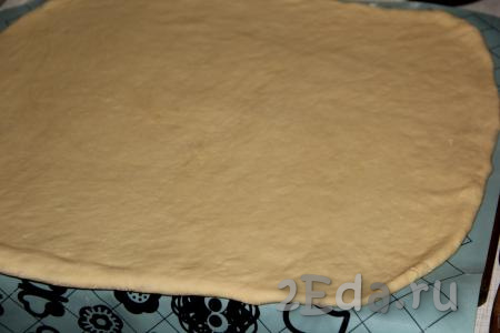 На припылённую мукой поверхность выложить тесто и раскатать в пласт толщиной, примерно, 3 мм.