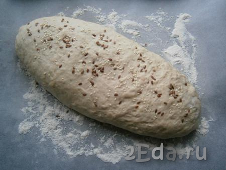 Сформировать из теста хлеб любой формы (я сделала овальный), выложить на противень, посыпанный мукой. Хлеб сверху можно посыпать немного семенами льна и кунжута.