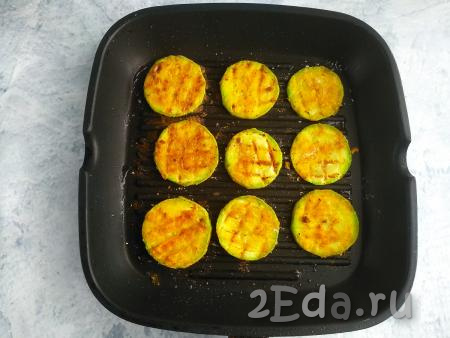 Раскалить сковороду с растительным маслом, обжарить кабачки до румяной корочки с двух сторон (по 1-2 минуте с каждой стороны) на среднем огне.