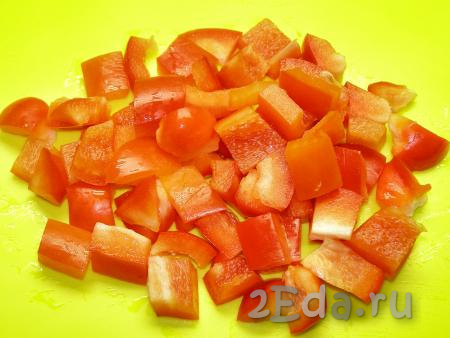 Кубиками (или соломкой) нарезаем болгарский перец, предварительно очищенный от семян и плодоножки.