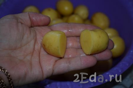 Подготовленный картофель промываем под проточной водой. Далее, если картофелины крупноваты, можно разрезать клубни пополам, если картошины мелкие, то жарим их целиком.