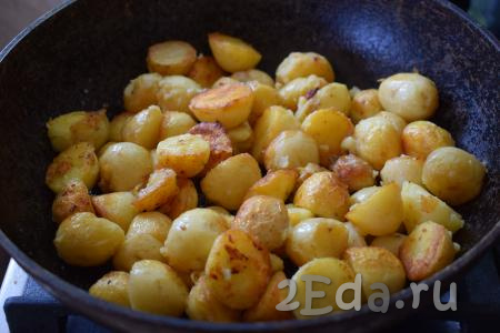 К поджаренному картофелю добавляем специи, чёрный молотый перец и перемешиваем.