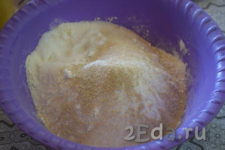 Приготовим дрожжевое тесто, для этого в миску кладём просеянную муку, сахар, соль, ванилин, сухие дрожжи и перемешиваем до однородности.