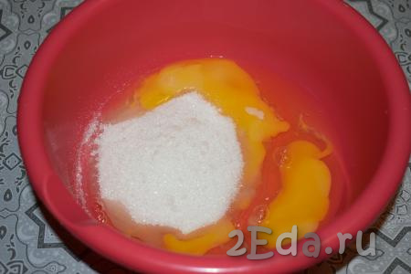 Для приготовления теста в миску вбиваем яйца и всыпаем сахар, ванилин, перемешиваем с помощью вилки до однородности (примерно, 3-4 минуты).