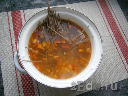 Варить суп около 5 минут, после чего добавить гречневую лапшу. Для удобства лапшу можете поломать.