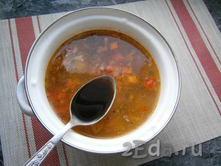 Дать супу прокипеть 2-3 минуты, влить соевый соус.