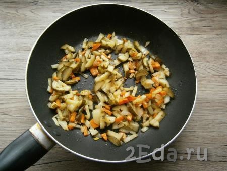 Обжарить лук с морковкой до легкой румяности, помешивая, далее добавить в сковороду нарезанный соломкой или кубиками маринованный (или соленый) огурчик. Обжарить все вместе на небольшом огне минут 5, помешивая.