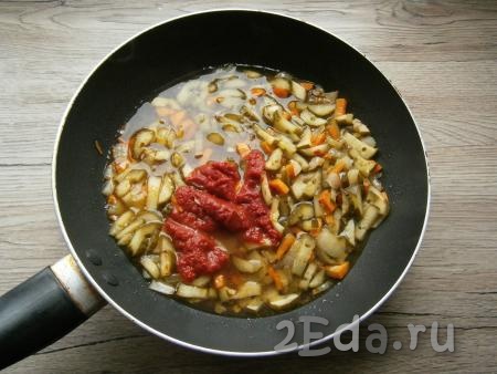 Добавить в сковороду томатную пасту и влить немного воды из кастрюли (около 150 мл).