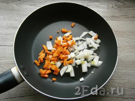 Лук репчатый и морковь очистить, нарезать кубиками, поместить в сковороду с растительным маслом.