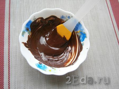 Растопить кусочки шоколада на водяной бане (или в микроволновке).