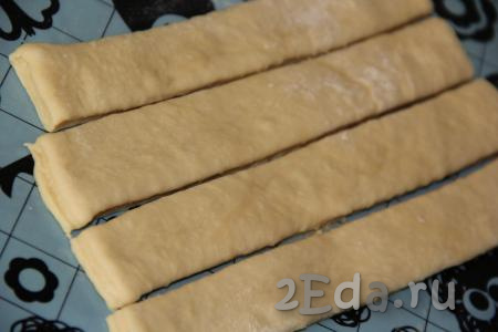 Готовое тесто раскатать в пласт толщиной, примерно, 0,5-0,7 см. Нарезать тесто на полоски шириной, примерно, 2 см (получится 10-12 полосок).