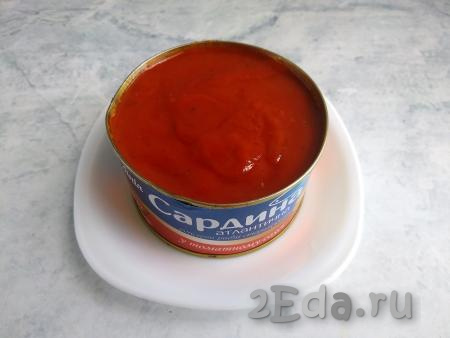 По прошествии 10 минут открыть банку с "Сардинами в томатном соусе", выложить рыбу и соус в кастрюлю с супом.