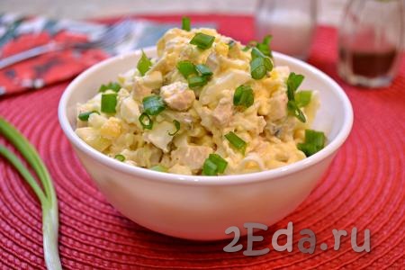 Простой и очень вкусный салат, приготовленный  из курицы, сыра, яиц и огурцов, выложить в салатник, украсить измельченным зеленым луком и подать к столу.