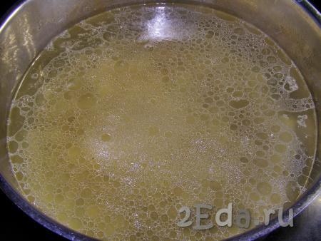 Кладём картофель и рис в кастрюлю с закипевшим процеженным бульоном, доводим до кипения, затем варим на медленном огне до готовности картошки с рисом (минут 15-20).