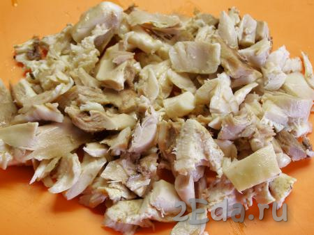 Остывшую курицу нарезаем кусочками. Необязательно использовать всю курицу целиком, можно взять только ножки или грудку, а оставшееся куриное мясо использовать для приготовления другого блюда, например, салата.