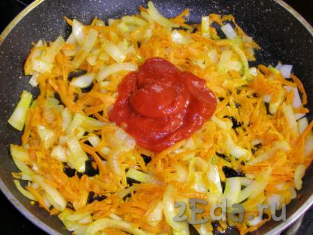 Обжариваем на подсолнечном масле лук с морковью. Когда лук станет полупрозрачным, а морковь - мягкой, добавляем томатную пасту и перемешиваем.