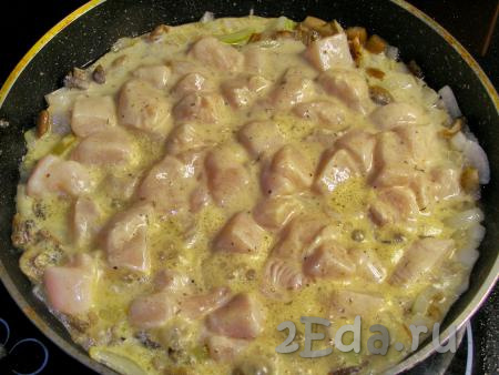 Перекладываем в сковородку куриные кусочки со сливками, размешиваем и доводим до кипения.