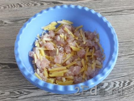 К картошке и куриному мясу с луком добавьте 2 столовые ложки воды, перемешайте начинку для курника и отставьте в сторону.