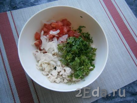Зелень петрушки и укропа измельчить, добавить зелень в салат вместе с очищенным и нарезанным на тонкие четвертинки репчатым луком.
