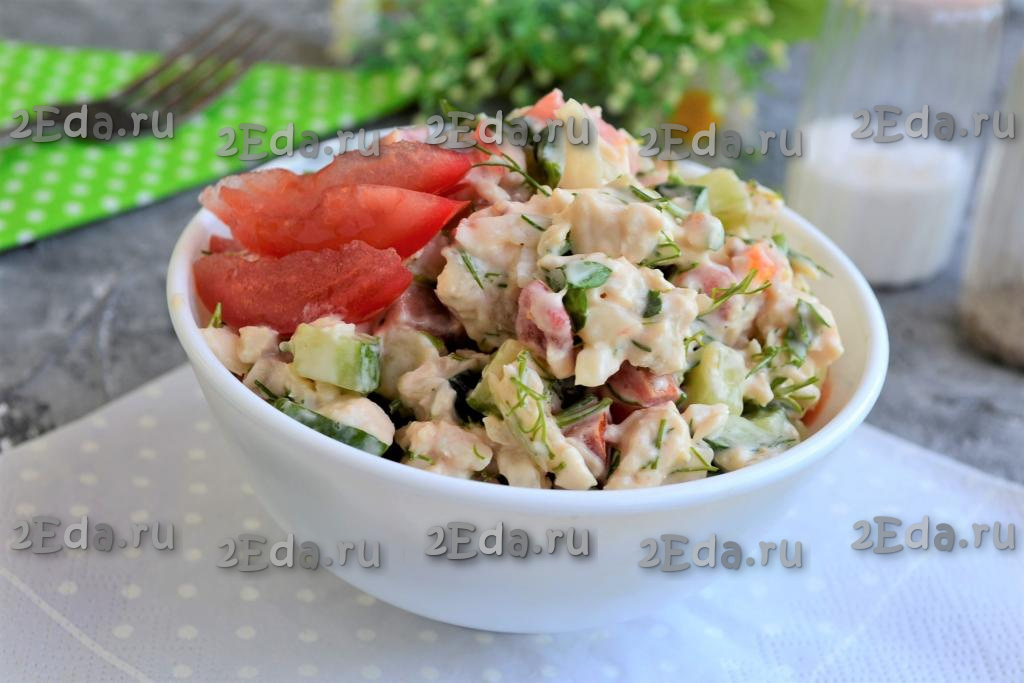 Салат с курицей, огурцами, помидорами и яйцом - быстрый рецепт с пошаговыми фото