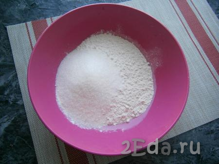 Приготовить песочную крошку, для этого к просеянной муке добавить сахар и соль, перемешать.