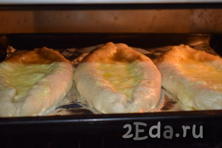 Отправляем хачапури в разогретую духовку и выпекаем при температуре 180 градусов, примерно, 15-20 минут.