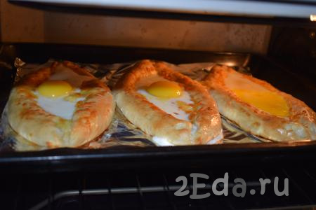 Отправляем наши аджарские хачапури "Лодочки" с яйцом в духовку и запекаем ещё 8-10 минут (до схватывания белка, желток должен остаться жидким).