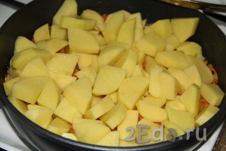 Картофель почистить, нарезать средними дольками и выложить в сковороду с обжаренными овощами, перемешать и жарить минут 5 на среднем огне.