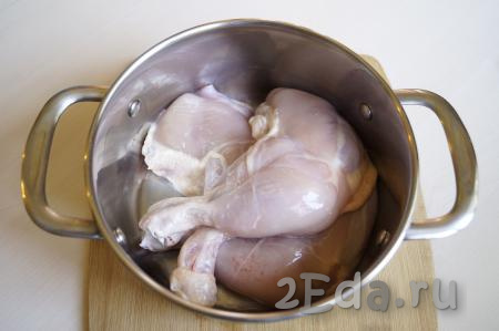 Вымыть куриные окорочка, снять с них кожу, а затем обсушить, переложить в миску.