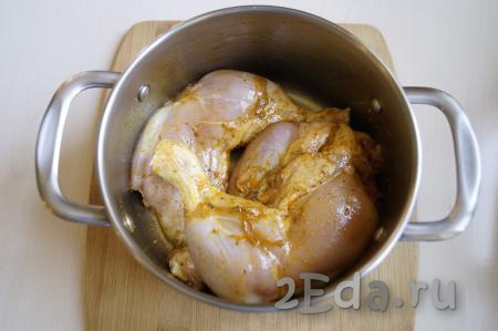 Вылить маринад к куриным окорочкам, посолить по вкусу. Хорошо перемешать руками, втирая маринад и соль в курицу. Накрыть миску с окорочками крышкой (или пищевой плёнкой) и убрать в холодильник на 1 час.