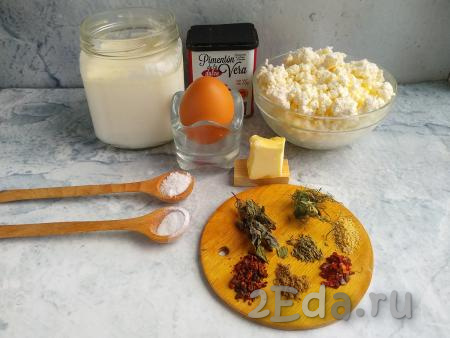 Подготовить продукты для приготовления сыра из творога, молока и яйца в домашних условиях.