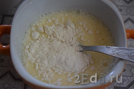 В миску к яично-молочной смеси добавляем муку, перемешиваем до однородности (стараемся, чтобы не было комочков).
