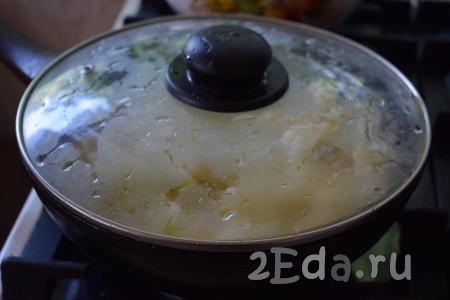 Сковороду накрываем крышкой и тушим нашу цветную капусту в молоке, примерно, 15-20 минут.