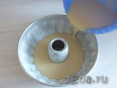 Форму для кекса смажьте обильно сливочным маслом, обсыпьте тонким слоем муки. Вылейте в форму тесто.