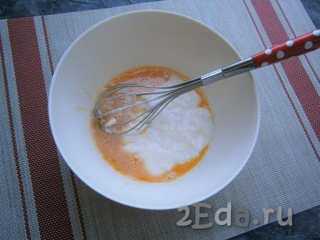 Яйцо с сахаром взбить немного венчиком и влить кефир.