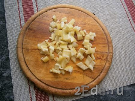 Перец болгарский, предварительно очищенный от семян с плодоножкой, нарезать квадратиками.