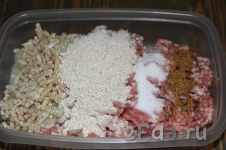 К мясу и луковице, пропущенным через мясорубку, добавить панировочные сухари, соль и специи по вкусу.