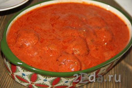 Залить фрикадельки оставшимся томатно-сметанным соусом.