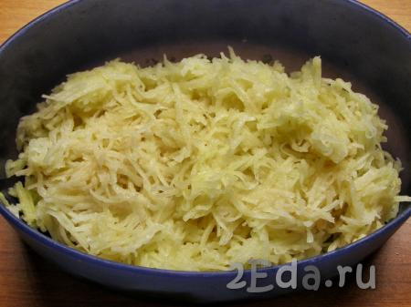 Сырую картошку, очищенную от кожуры, натираем на мелкой тёрке (можно прокрутить её в мясорубке).