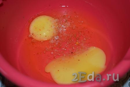 Приготовим кляр для шницелей, для этого в миску разобьём яйца, добавим соль, специи и тщательно размешаем вилкой до однородности.