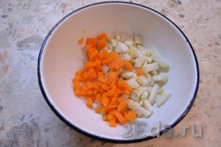 Морковь и картофель очистить, нарезать кубиками.