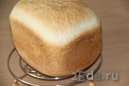 Хлеб достать из ведёрка и остудить на решётке.