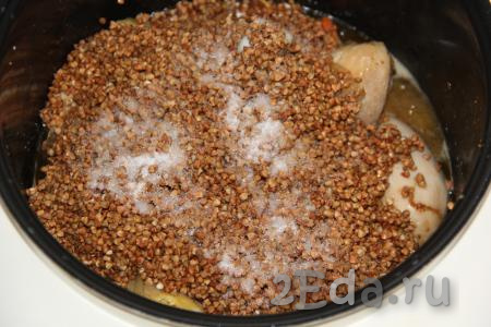 Гречневую крупу хорошо промыть и переложить в чашу мультиварки, добавить соль по вкусу.