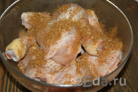 Куриные ножки промыть и обсушить, добавить соль и специи. Хорошо втереть специи в куриные ножки и оставить мариноваться на 1-2 часа.