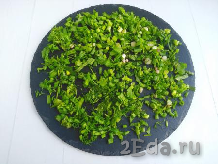Зелень вымыть, обсушить, мелко нарезать и выложить на плоскую тарелку для подачи.