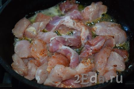 Разогреть сковороду и влить в неё растительное масло, добавить сливочное масло и выложить нарезанное филе индейки.